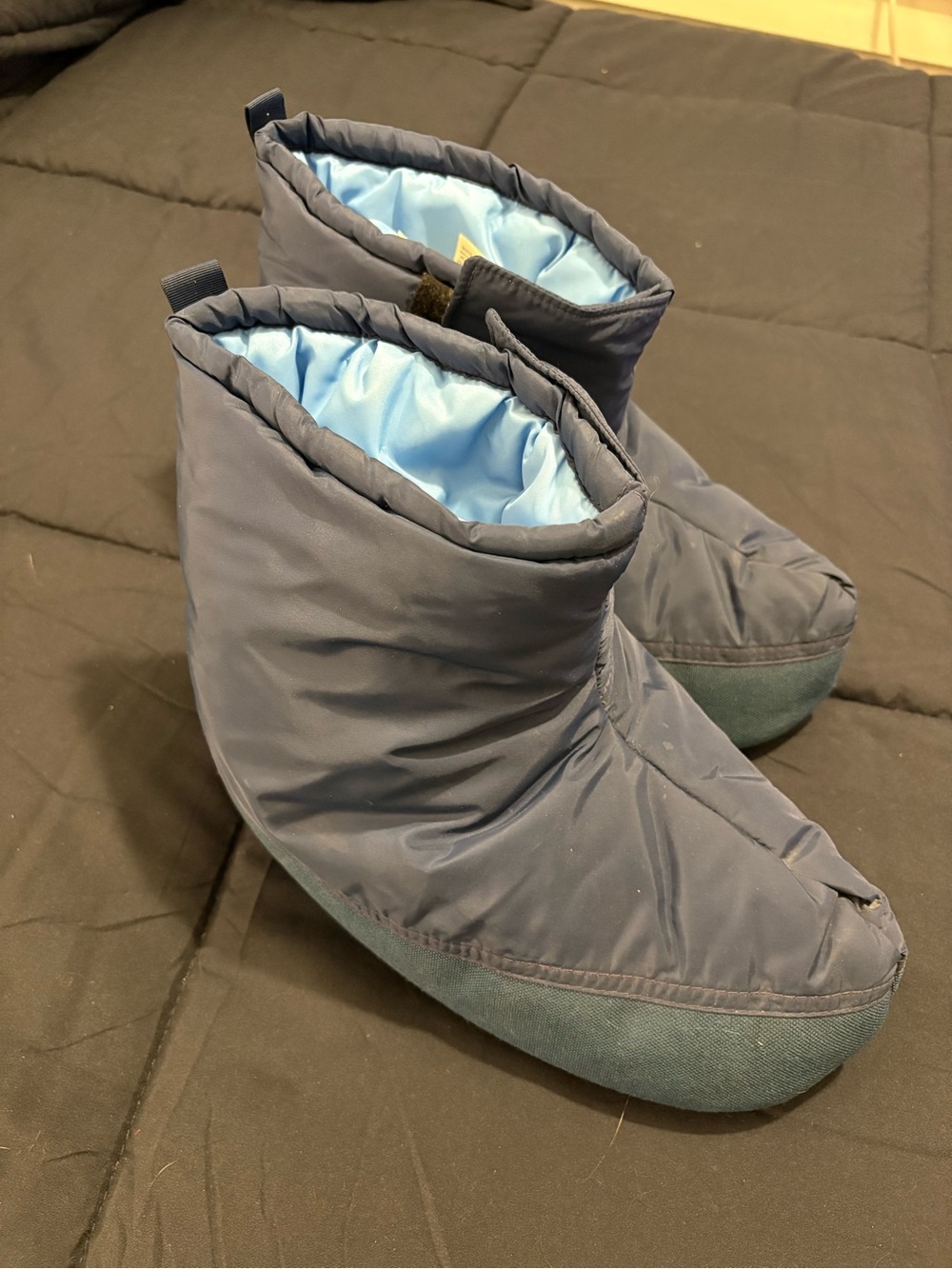 Men's Navy Puffer Boot Slippers with Light Blue Lining